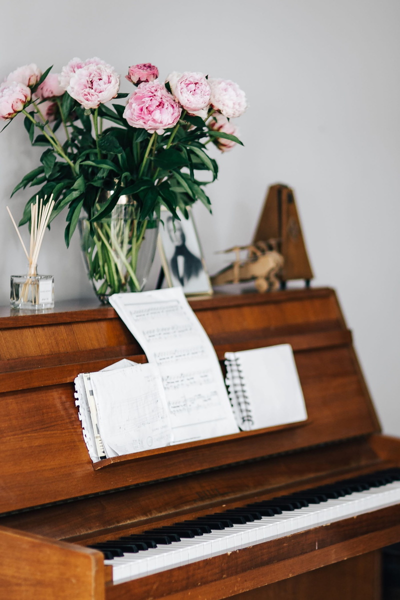 no person, no one, publication, old, arrangement, sheet, freshness, flowering plant, no people, wood - material, wooden, indoor, 2K, sheet music, flower arrangement