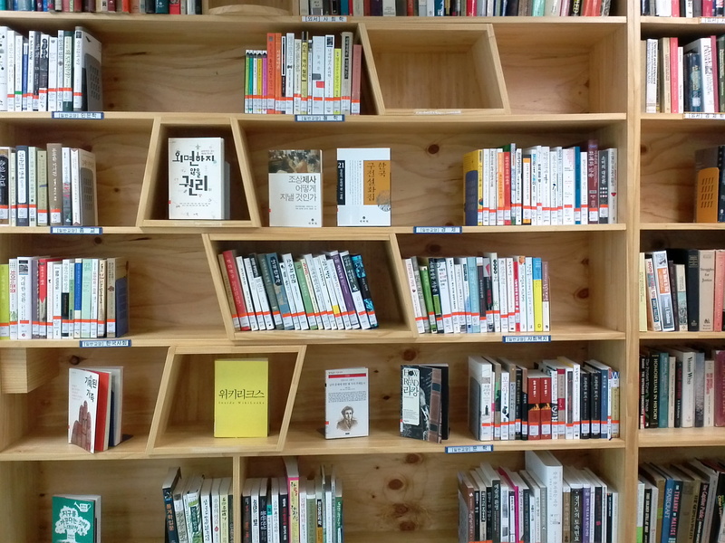 textbook, 2K, large group of objects, wood - material, abundance, bookcase, choice, book, bookshelf, arrangement, indoors, in a row, no people, variation