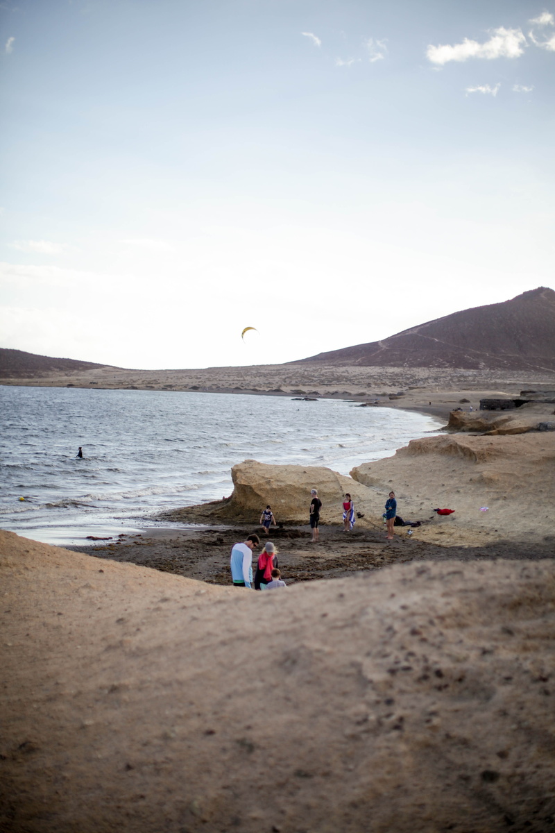 sea, kite surfing, real people, desert, tenerife, incidental people, kite, sand, water, mountain, 5K, ocean, wind surfing, nature, sky, beach, tenerife south airport