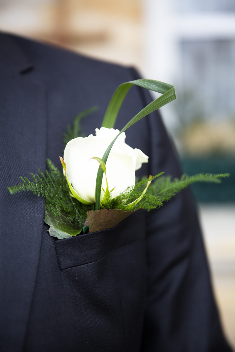 nature, midsection, white, falling in love, day, plant, blossom, flower, event, fiancé, 5K, real people, freshness, flower arrangement, flower bouquet