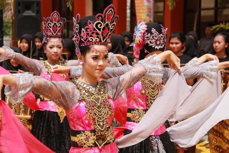 decor, performance, indonesia, crowd, makeup, real people, clothing, fashion, lifestyles, traditional dancing, day, dancing, focus on foreground, 5K, young adult