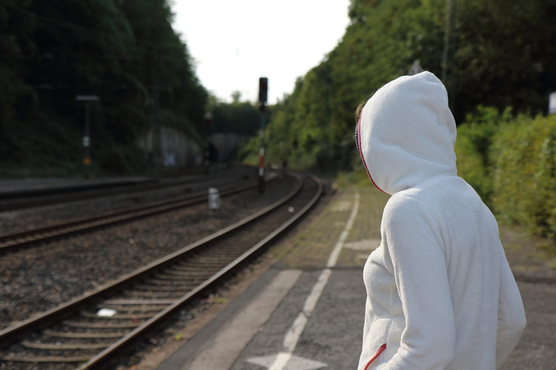 eighteen, plant, mode of transportation, 5K, one woman only, young people, waist up, girl, waiting, tracks, departure, tree, rail transportation, transportation