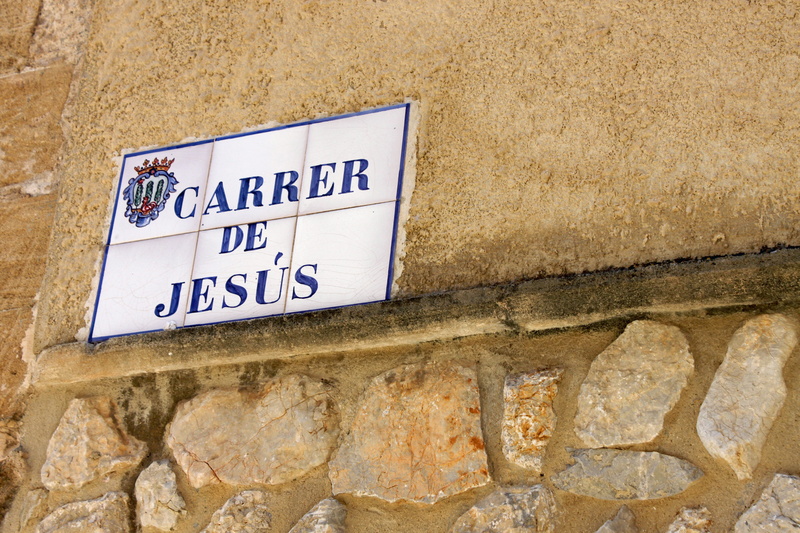 road, built structure, no people, day, religious, 4K, close-up, note, architecture, religion, wall, solid, textured, low angle view, messiah, tile, street name