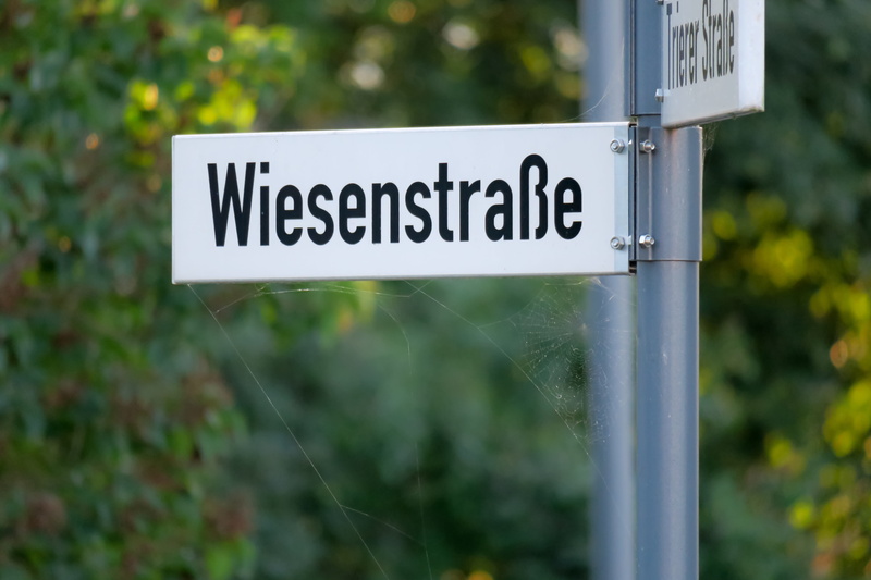 capital letter, name, non-western script, close-up, road, warning sign, guidance, shield, text, street sign, sign, 5K, information, no people, focus on foreground