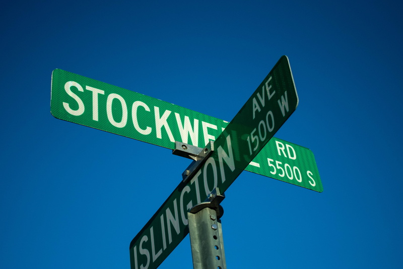 text, low angle view, directional sign, 5K, communication, signage, rood, street name sign, screensaver, choice, western script, blue, hd screensaver