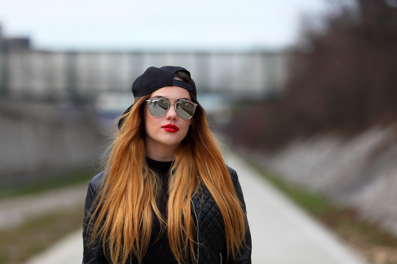 sunglasses, focus on foreground, hair, beautiful woman, jacket, women, outdoors, baseball caps, day, model, portrait, warm clothing, front view, women outdoors