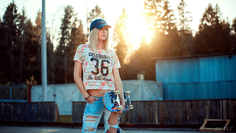 model, street, 2K, baseball caps, Aleksandr Suhar, skateboard, women outdoors, depth of field, looking into the distance, jeans, painted nails, torn jeans