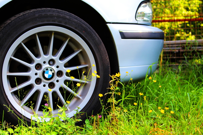 silver colored, lights, metal, wheels, luxury, plant, no people, travel, motor vehicle, grass, land vehicle, tire, nature, wheel, 5K, transportation, vehicle part