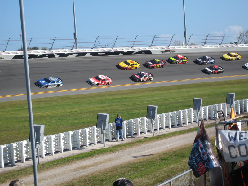 500, day, plant, sky, outdoors, car, large group of people, sports Venue, men, sports Race, daytona, sunlight, sports Track, crowd, nature, pic, mode of transportation