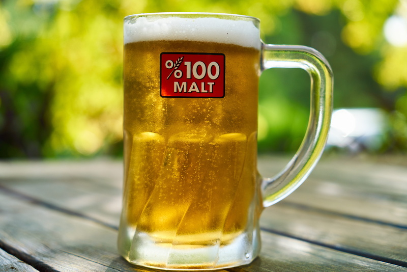 close-up, drinks, conversation, shiny, entertainment, still life, beer, a toast, wood - material, reflection, glass - material, tips, beer glass, refreshment