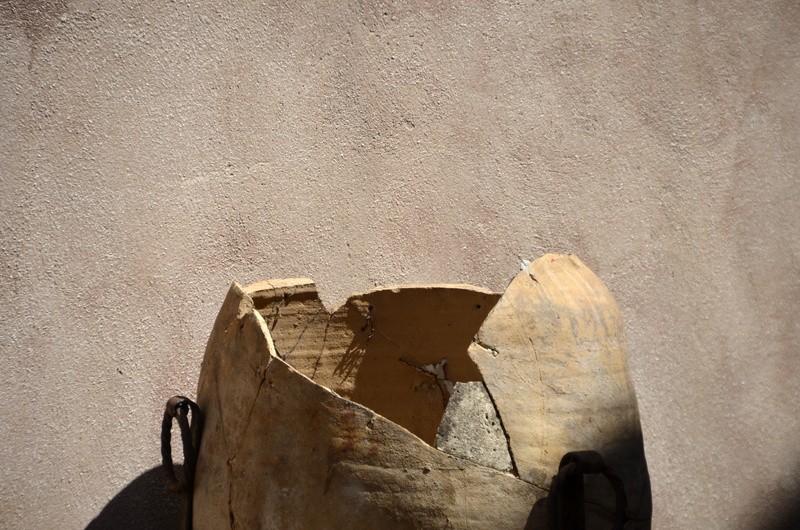 textured, nature, rusty, architecture, 4K, metal, industrial equipment, wall, broken urn, no people, shadow, wall - building feature, urn, wheel, still life