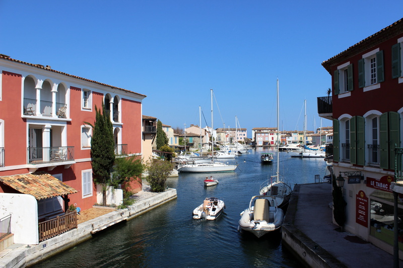 passenger craft, canal, 5K, homes, transportation, recreational boat, building exterior, residential district, water, building, waterfront, port city