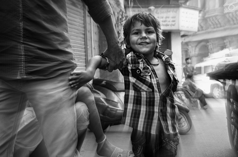 father, kid, happiness, three quarter length, protrait, real people, looking at camera, go, 2K, smiling, street, leisure activity, people, incidental people