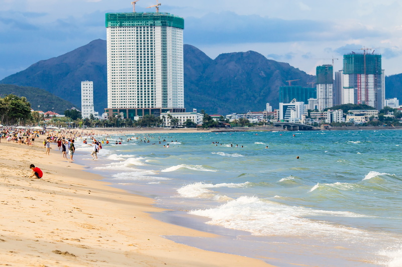 sea, outdoors, nha trang, city, bath, day, the waves, building exterior, leisure activity, nice, the sea, group of people, office building exterior, water