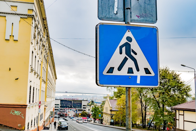 day, city, symbol, russia, highway, street, urban, road sign, tarmac, road, information, blue, vladivostok, person, vehicle, outdoors, asphalt, way, no people