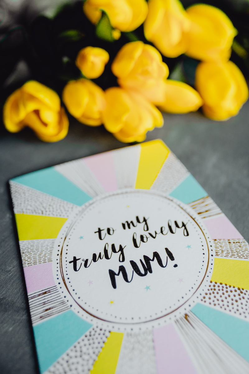communication, greeting card, s, book, day, tulip, table, mothers day, selective focus, 5K, plant, mother, still life, paper, flowering plant, western script