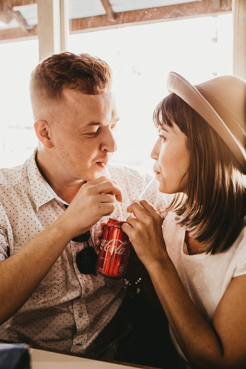 refrigerante, drink, hat, clothing, 5K, creme, food, headshot, red wine, apparel, fiancé, groom, two people, coca, alcohol, young adult, women, food and drink