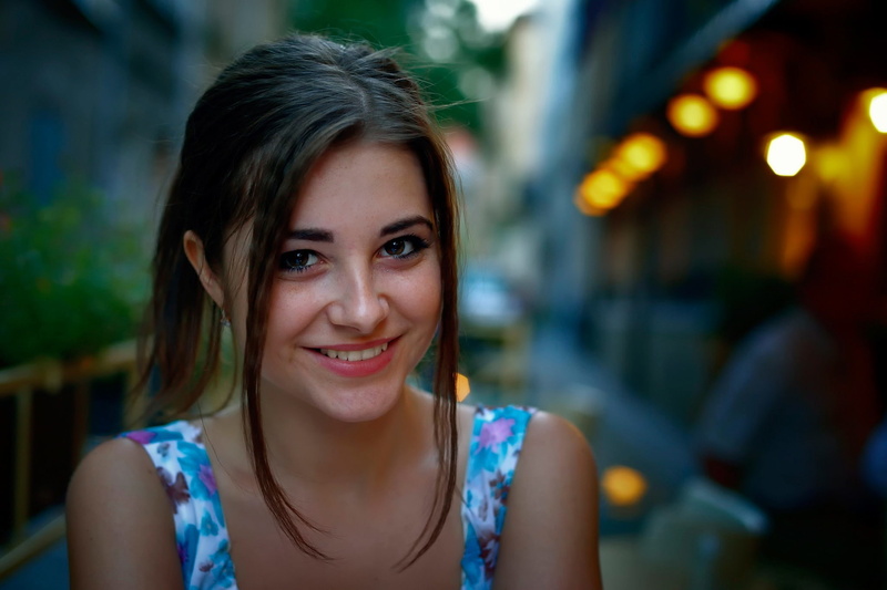 outdoors, happiness, hairstyle, cheerful, women, long hair, one person, young adult, adult, hair, toothy smile, beautiful woman, focus on foreground, 1080P
