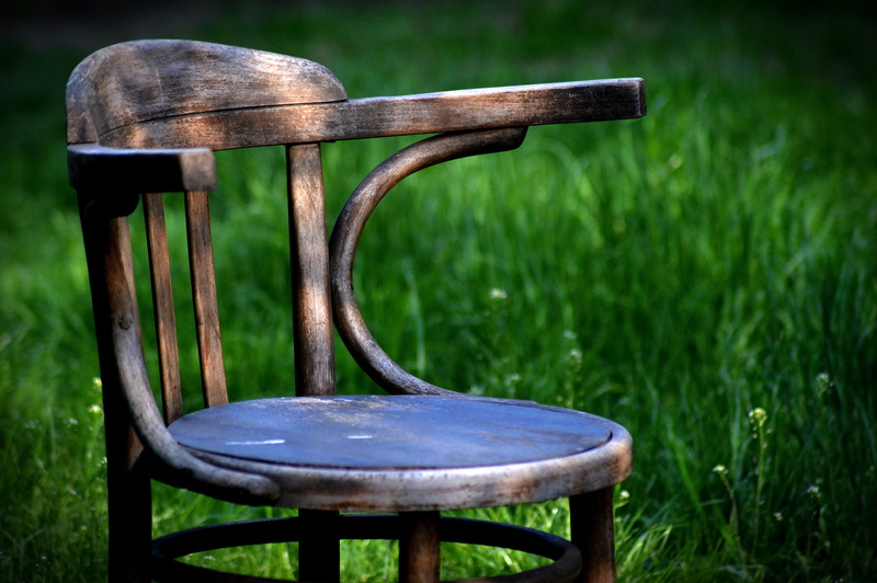 park, lawn, day, armchair, vintage, absence, garden, field, nature, plant, focus on foreground, green color, bench, 2K, brown, seat, old chair, grass