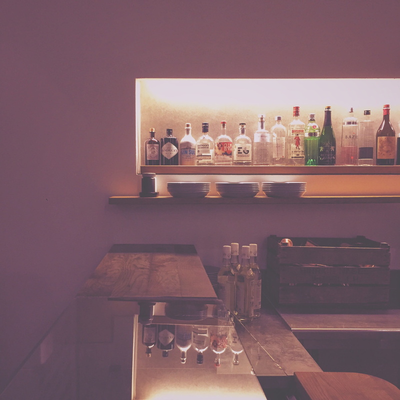 table, arrangement, container, glass - material, household equipment, erste liebe bar, 1080P, bottle, refreshment, bar - drink establishment, drinks, gin