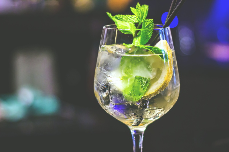 household equipment, water, no people, wine, glass - material, drinking glass, focus on foreground, mojito, mint leaf - culinary, cocktail, 5K, food and drink