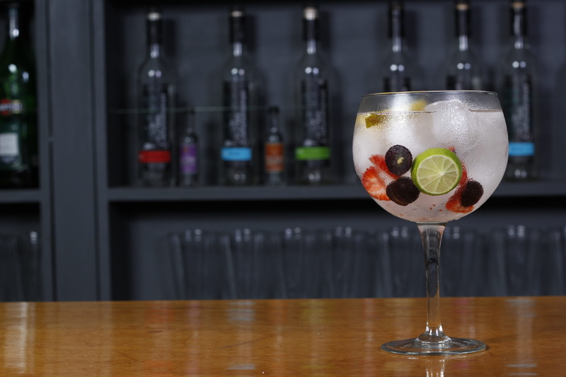 glass, bar - drink establishment, food and drink, martini, gin, daikiri, Drink, household equipment, bar counter, freshness, cocktail, drinking glass, alcohol