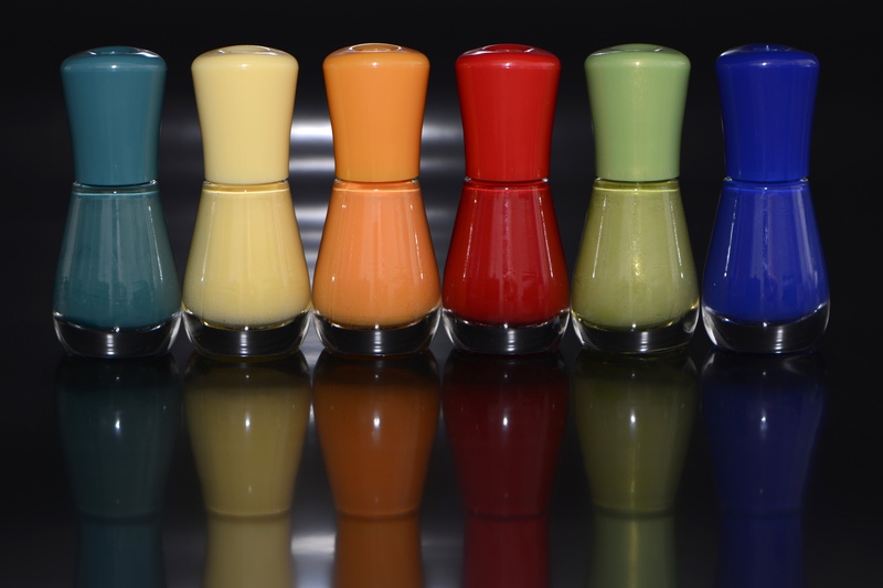 group of objects, mirroring, 5K, container, indoors, lacquered, close-up, toe nails, arrangement, ceramic, pedicure, nail design, closeup, blue, red, photo