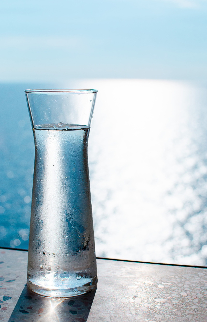 mood, refreshment, drinking glass, idyllic, clear, atmospheric, horizon over water, drink, swimming pool, no people, food and drink, glass carafe, 2K