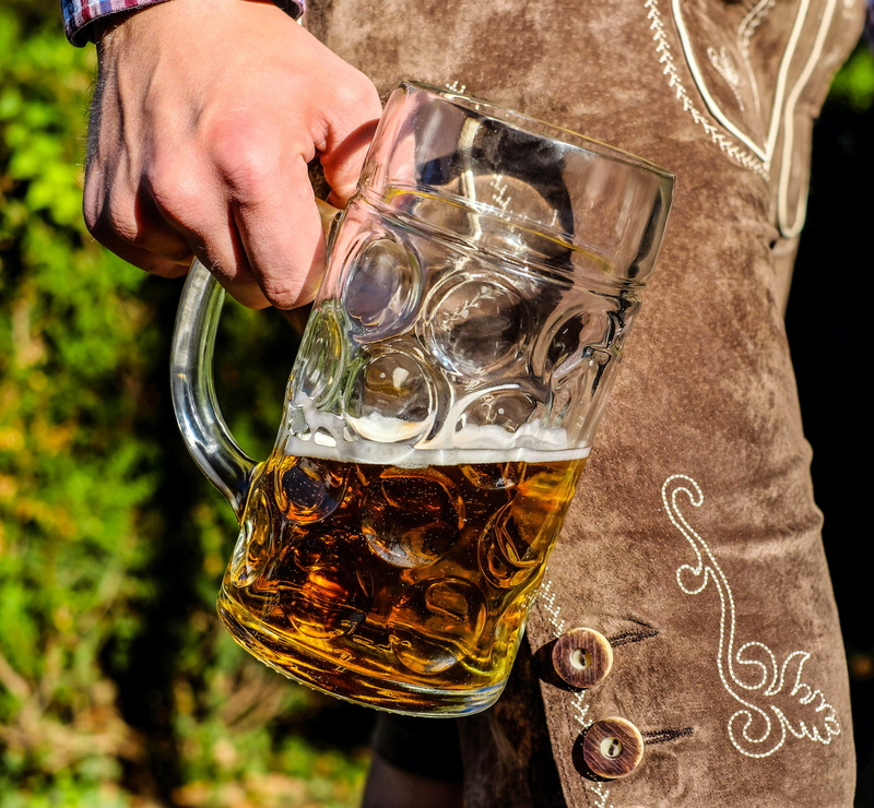 human hand, large glass, thirst, beer, alcohol, drink, frisch, one person, 2K, hand, benefit from, real people, mug, person, barley juice, outdoors, beer glass