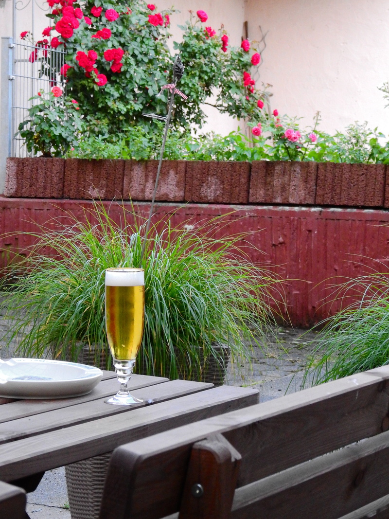 flowers, green color, table, thirst, drink, beer, alcohol, atmosphere, railing, beer glass, flower pot, no people, front or back yard, glass, growth, wood - material