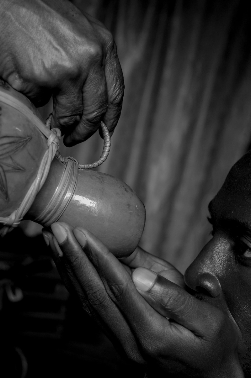 real people, people, holding, lifestyles, Drink, occupation, finger, Calabash, human finger, focus on foreground, human hand, body part, indoors, art and craft