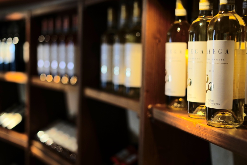 bottleneck, shelf, choice, benefit from, wine bottles, food and drink, wine bottle, wine, red wine, in a row, white wine, drink, wine rack, glass bottle