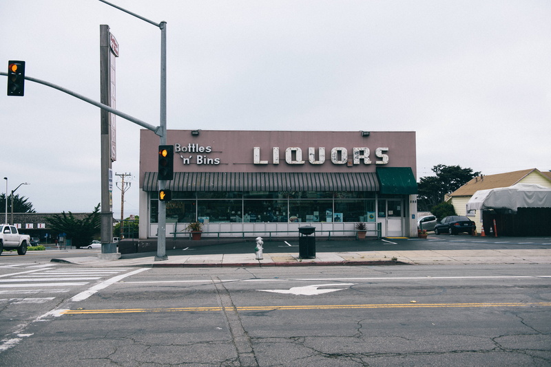 communication, road sign, text, sky, road, no people, liquor, day, built structure, front window, trafic light, liquor store, architecture, 5K, western script