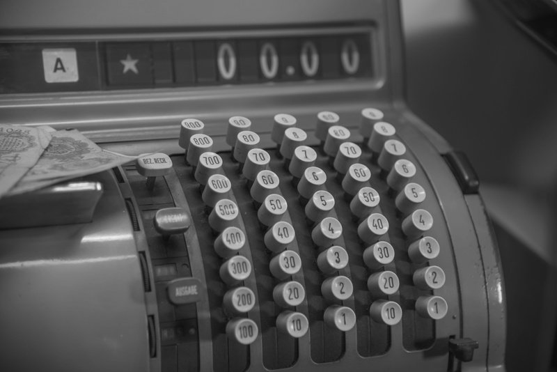 typewriter, technology, dm, money, keypad, pay, machine part, antique, cash machines, retro styled, text, indoors, 5K, the past, focus on foreground, number