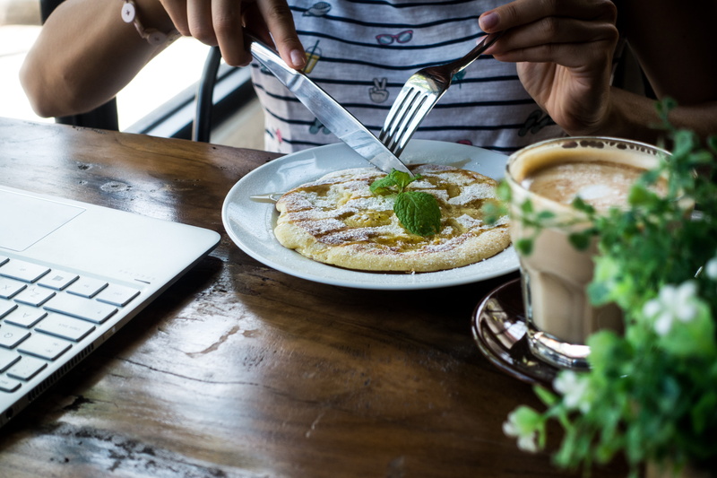 vegetable, kitchen utensil, girl, freshness, connection, herb, pancake, hands, coffeeshop, wireless technology, 5K, business, healthy eating, café, food
