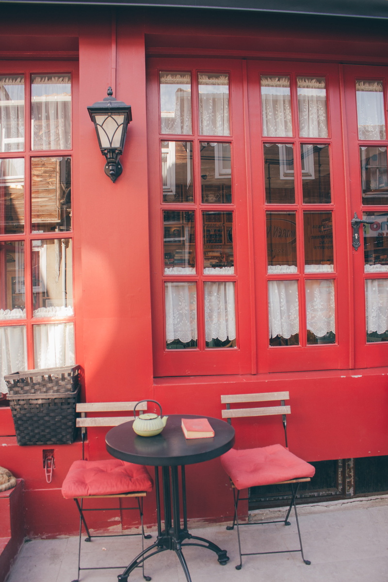 electric lamp, built structure, architecture, cafe, sidewalk cafe, city, chairs, setting, building exterior, bistro, furniture, table, lamp, crockery, restaurant