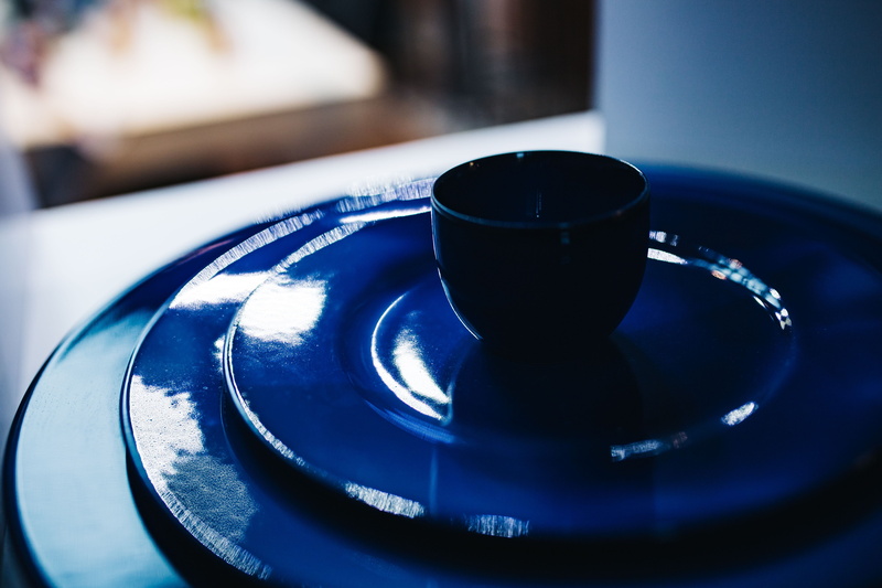 dishes, coffee - drink, selective focus, pottery, mug, close-up, indoors, kitchen utensil, day, blue, tea cup, drink, coffee, dishware, water, kitchenware