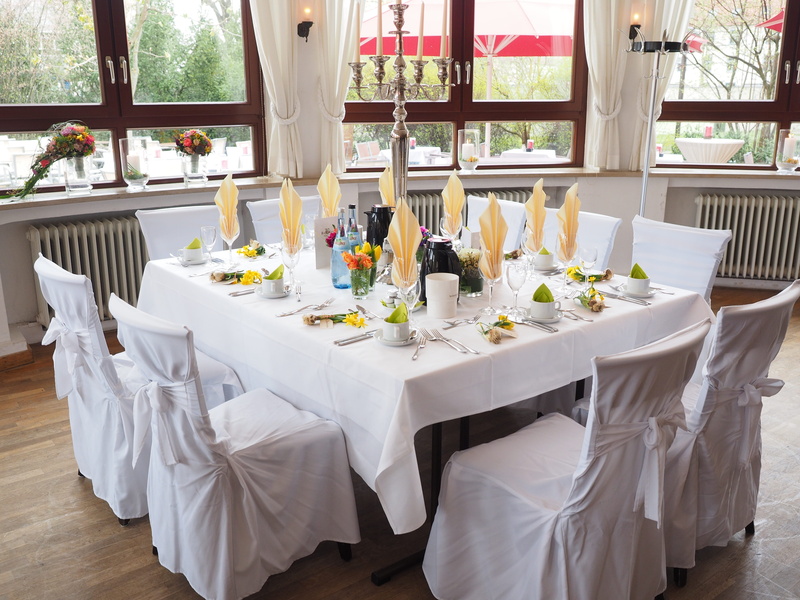 window, table setting, hall, tablecloth, tableware, table, absence, fine, freshness, household equipment, still life, food and drink, wineglass, inside