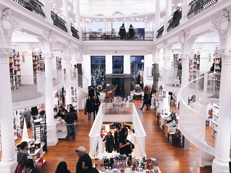 crowd, furniture, shopping, reception, real people, women, table, plaza, building, lobby, urban, 4K, shopping mall, built structure, group of people, consumerism