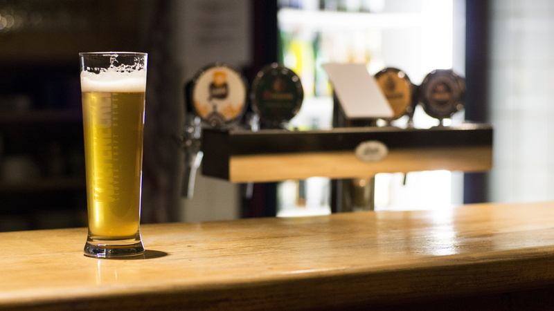 rule, drinking glass, frothy drink, thirds, filled, photography, beer, refreshment, alcohol, wood - material, bar, food and drink, indoors, glass, business