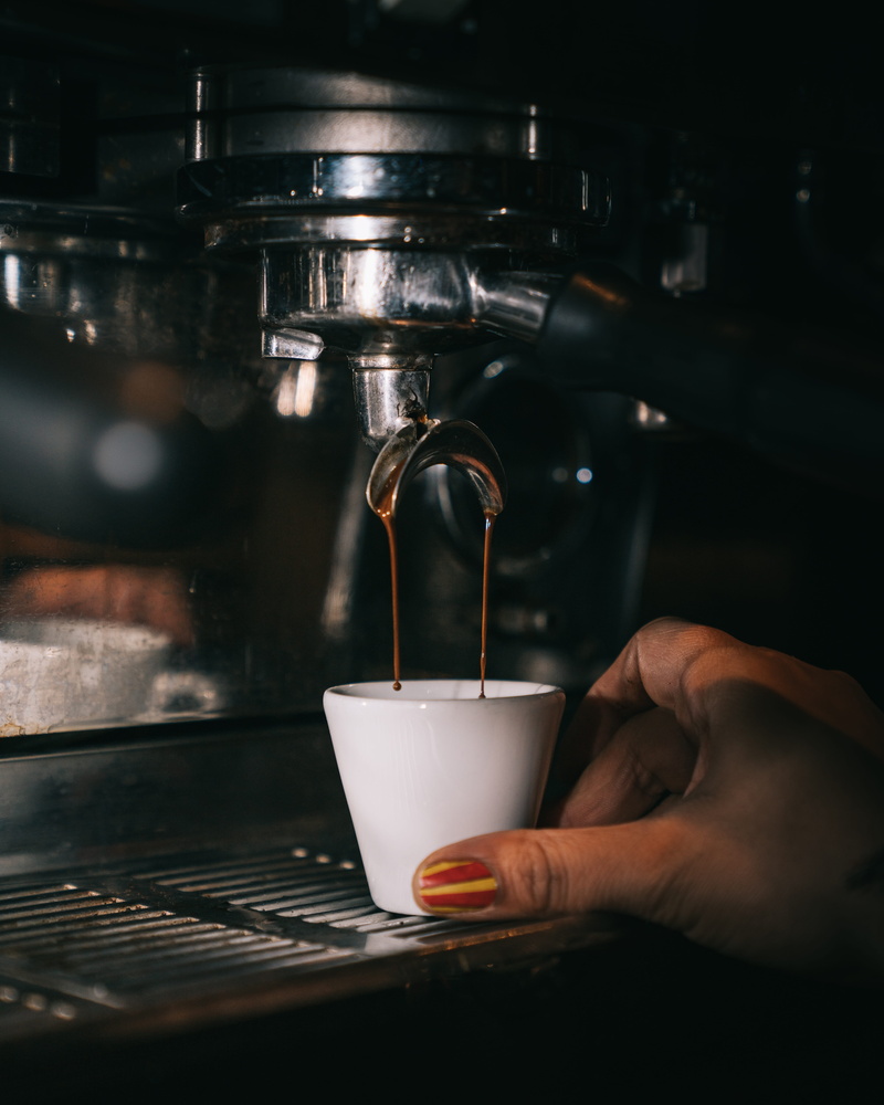 hand, holding, coffee, espresso, coffee maker, coffee shop, pouring, latte, mug, coffee machine, cup, coffee - drink, human body part, drink, one person