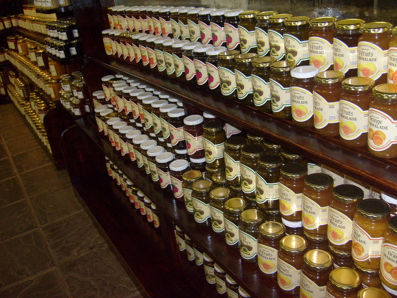 bottle, breakfast, stand, marmalade, buy, variation, consumption, 2K, no people, retail, display cabinet, jar, preserves, apple, fruit, jam, department