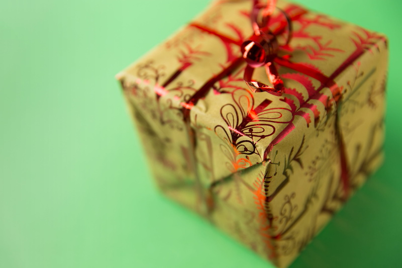 single object, christmas, green background, heart shape, paper, event, red, close-up, focus on foreground, Image, d, colored background, indoors, studio shot