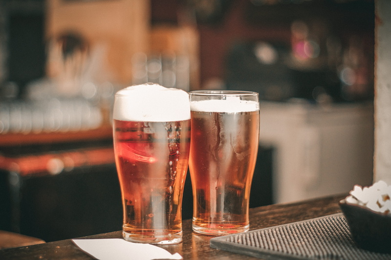 focus on foreground, pilsner, lager, bar - drink establishment, beer - alcohol, cafe, 5K, party, drinking glass, liquor, glasses, liquid, drink, table