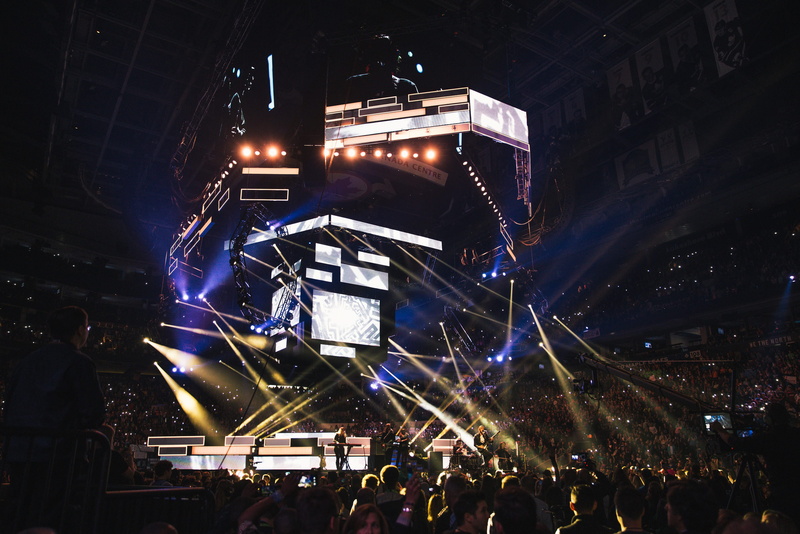 light, widescreen, community, lighting equipment, entertainment, youth, disco, artist, performance, real people, crowd, party, arts culture and entertainment
