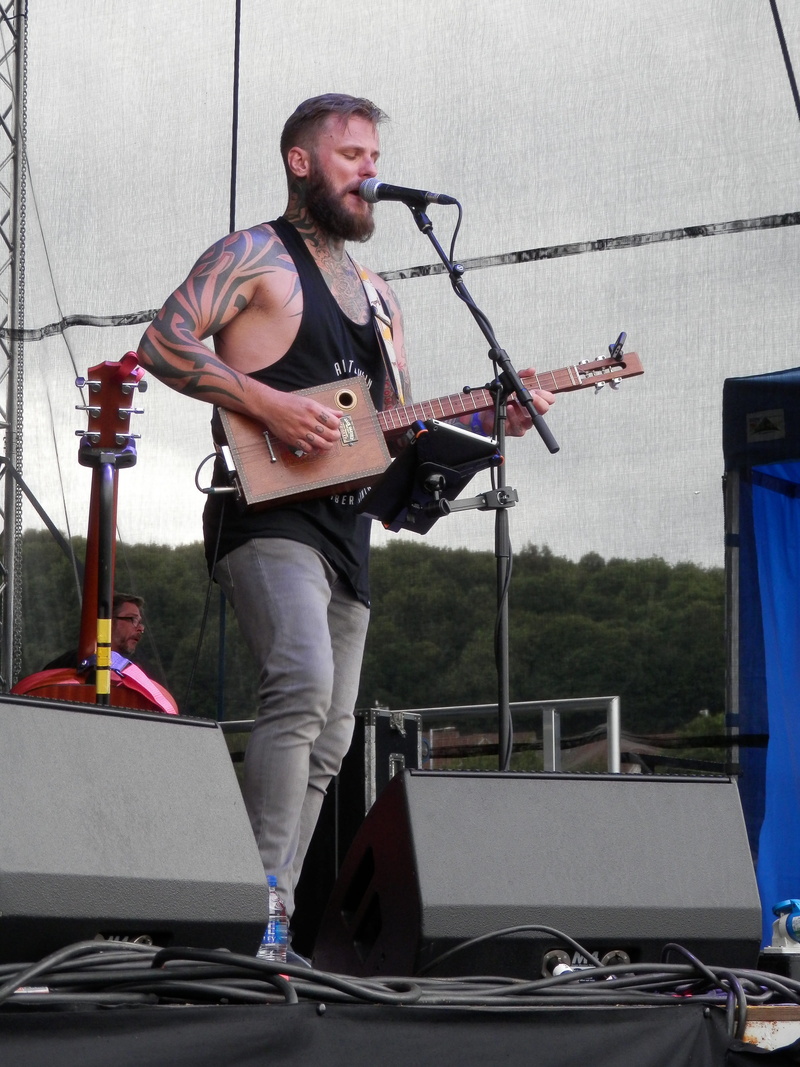 lifestyles, performing, solo, men, full length, electric guitar, musical instrument, us blues, stage, casual clothing, day, guitarist, standing, 4K, musical equipment