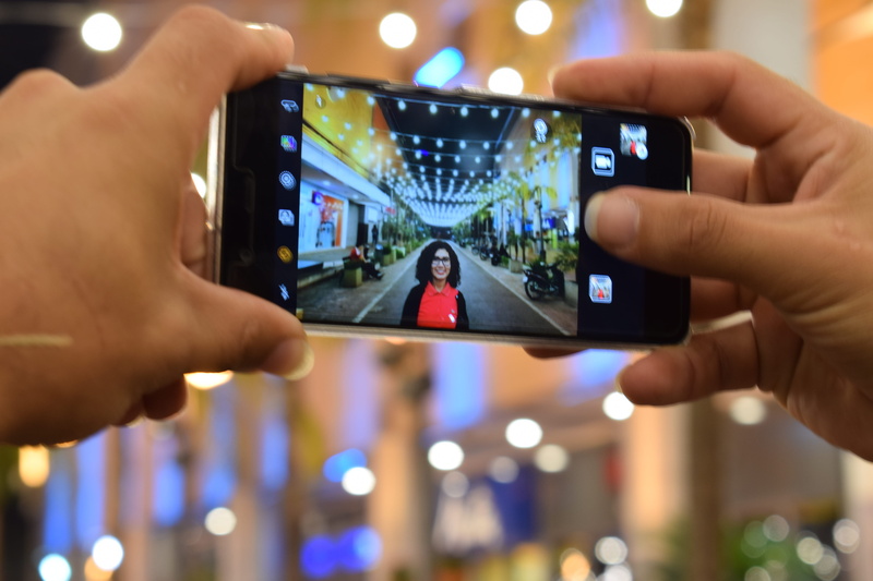 holding, screen, human body part, very, device screen, happy, paraguay, focus on foreground, light, mobile phone, bokeh effects, photographing, luces, finger
