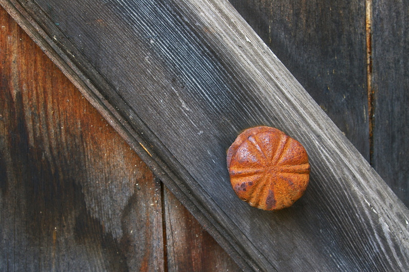 wood - material, nostalgia, close up, no people, wood, table, antique, plant part, bench, day, capping, still life, 2K, brown, leaf, house entrance, historic center