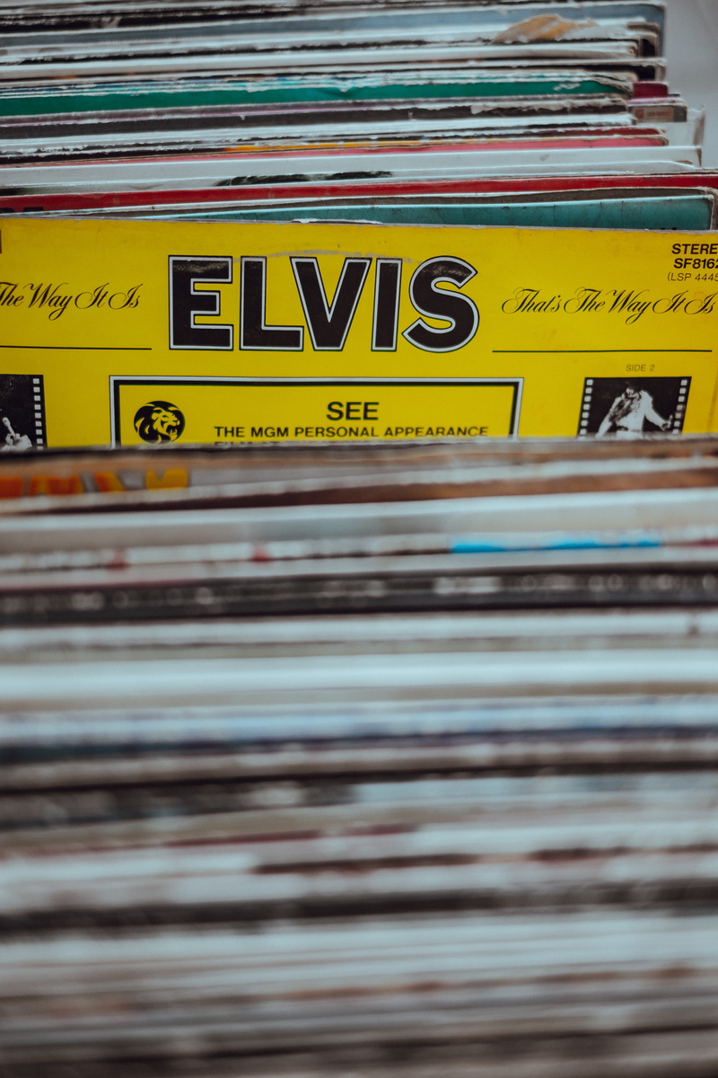 close, selective focus, store, assorted, record, card, city, architecture, sleeve, container, close-up, stack, number, sleeves, blurred motion, mode of transportation
