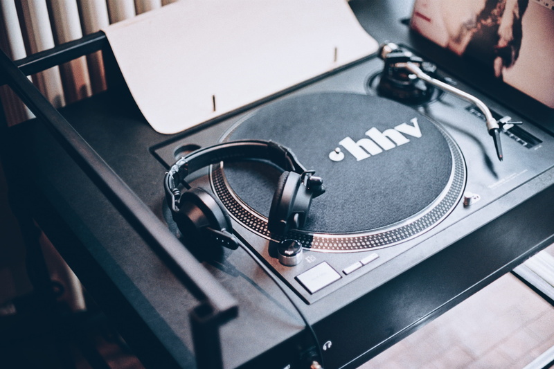 still life, stereo, wireless technology, music, laptop, one person, technology, germany, dj, vinyl shop, personal accessory, table, headphones, 2K, black